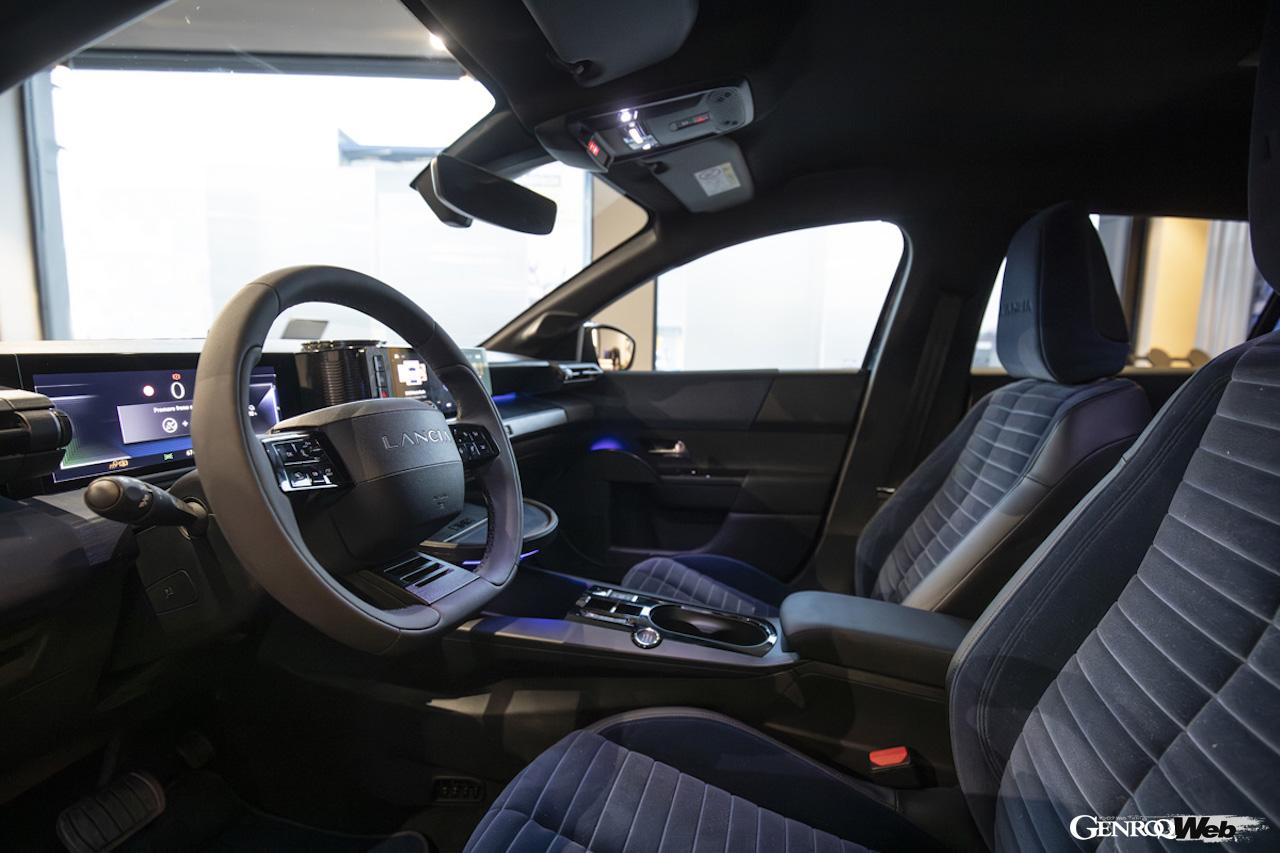 「ランチア イプシロン エディツィオーネ リミタータ カッシーナ 」のインテリア。