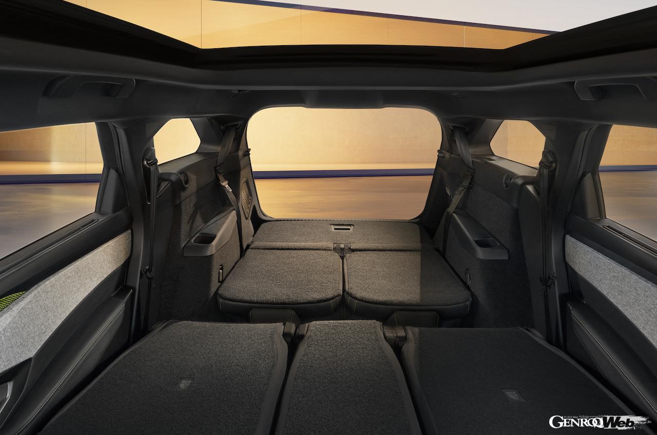 7シーターフル電動クロスオーバー「プジョー E-5008」のインテリア。