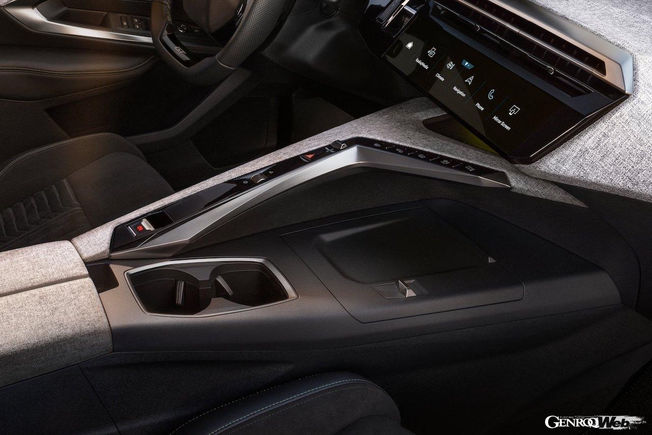 7シーターフル電動クロスオーバー「プジョー E-5008」のインテリア。