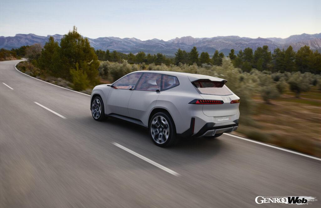 次世代SAVを予告する「BMW ビジョン ノイエ クラッセ X」の走行シーン。