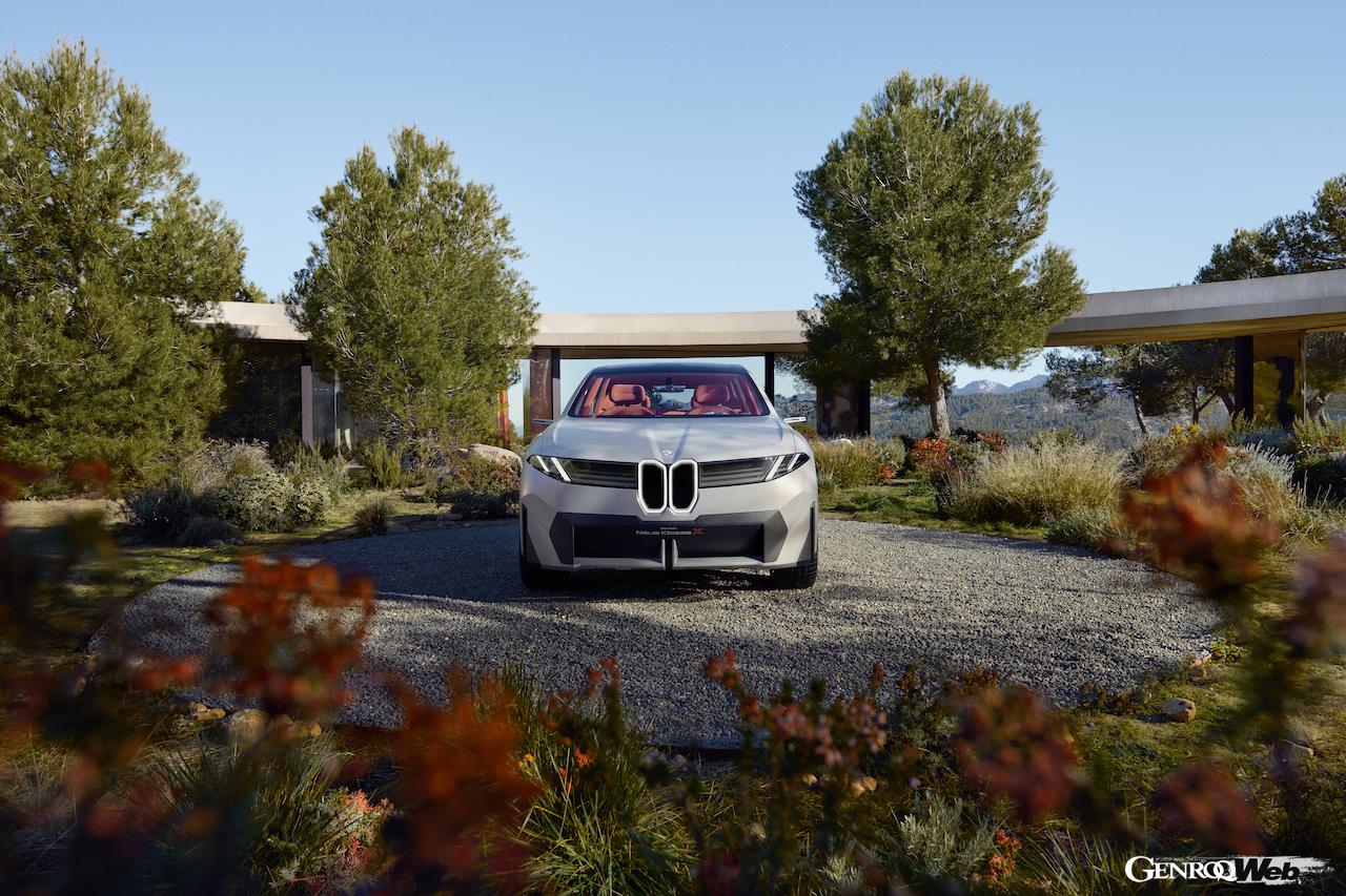 次世代SAVを予告する「BMW ビジョン ノイエ クラッセ X」のエクステリア。