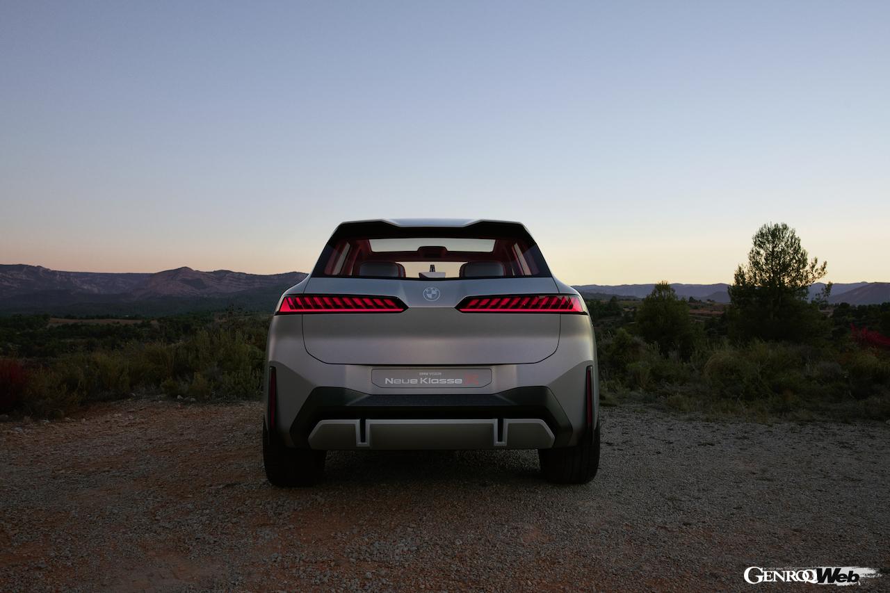 次世代SAVを予告する「BMW ビジョン ノイエ クラッセ X」のエクステリア。