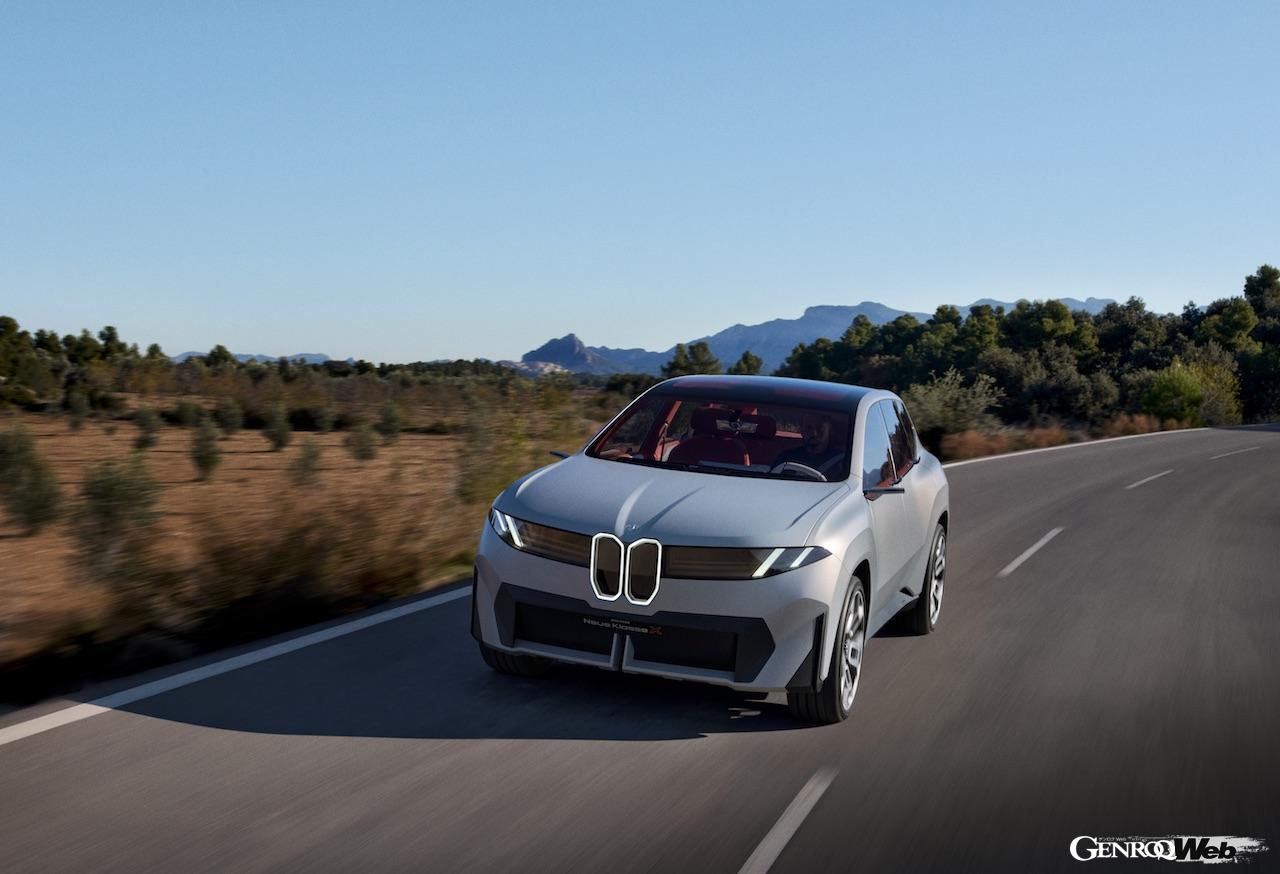 次世代SAVを予告する「BMW ビジョン ノイエ クラッセ X」の走行シーン。