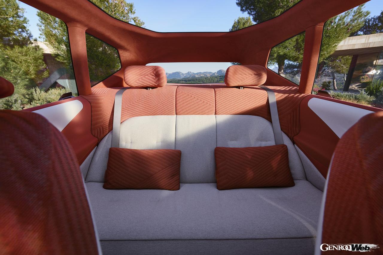 次世代SAVを予告する「BMW ビジョン ノイエ クラッセ X」のインテリア。