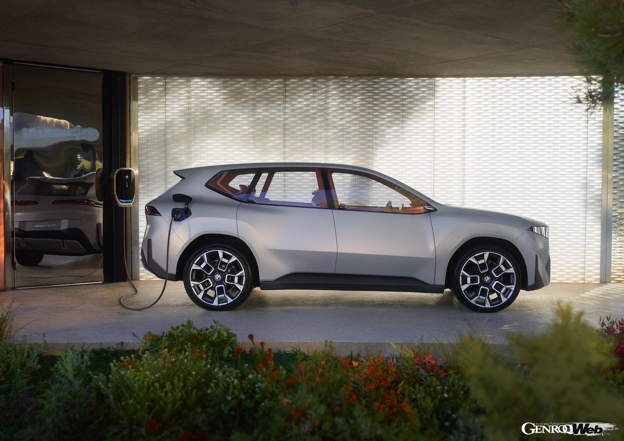 次世代SAVを予告する「BMW ビジョン ノイエ クラッセ X」のエクステリア。