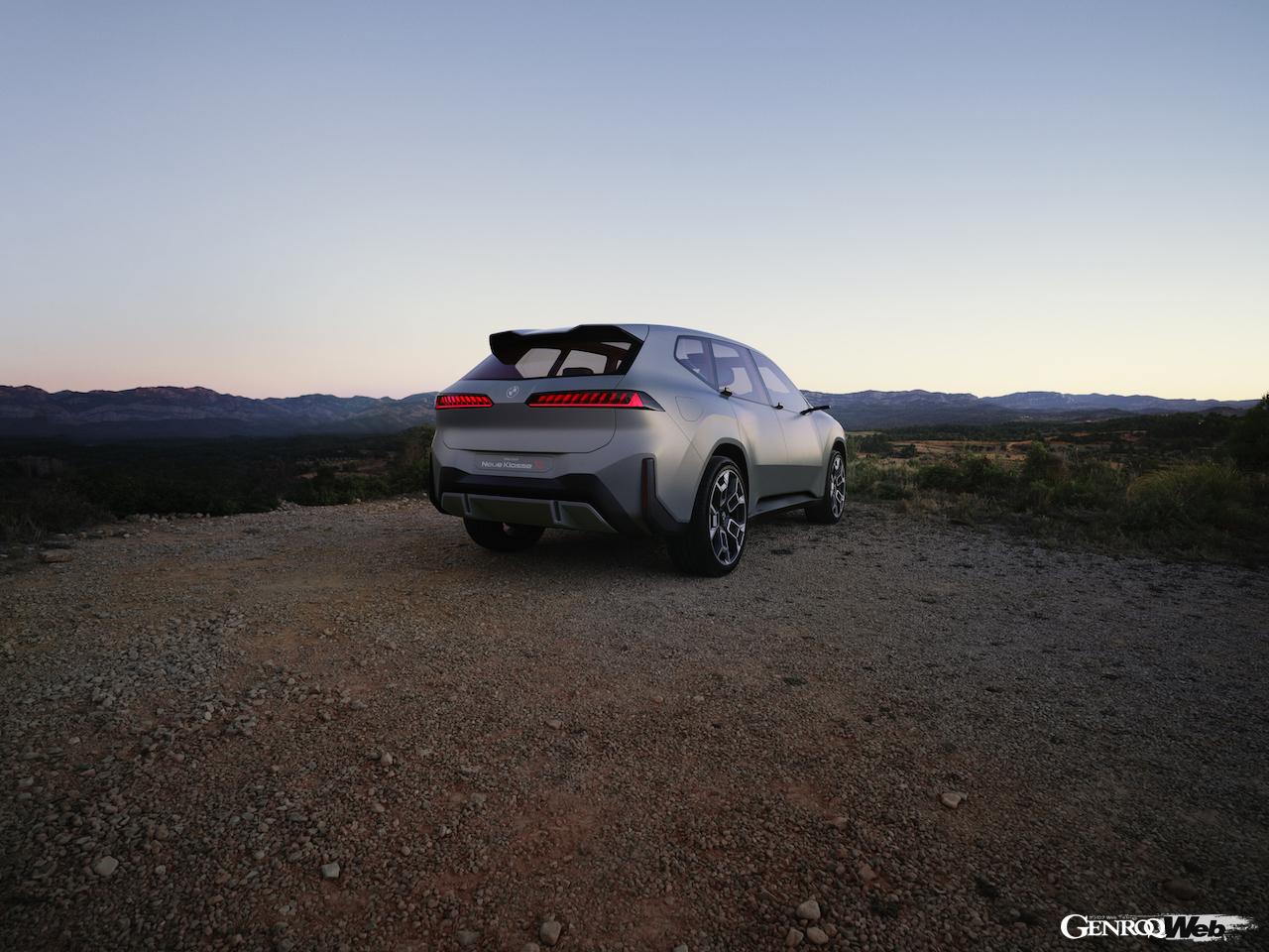 次世代SAVを予告する「BMW ビジョン ノイエ クラッセ X」のエクステリア。