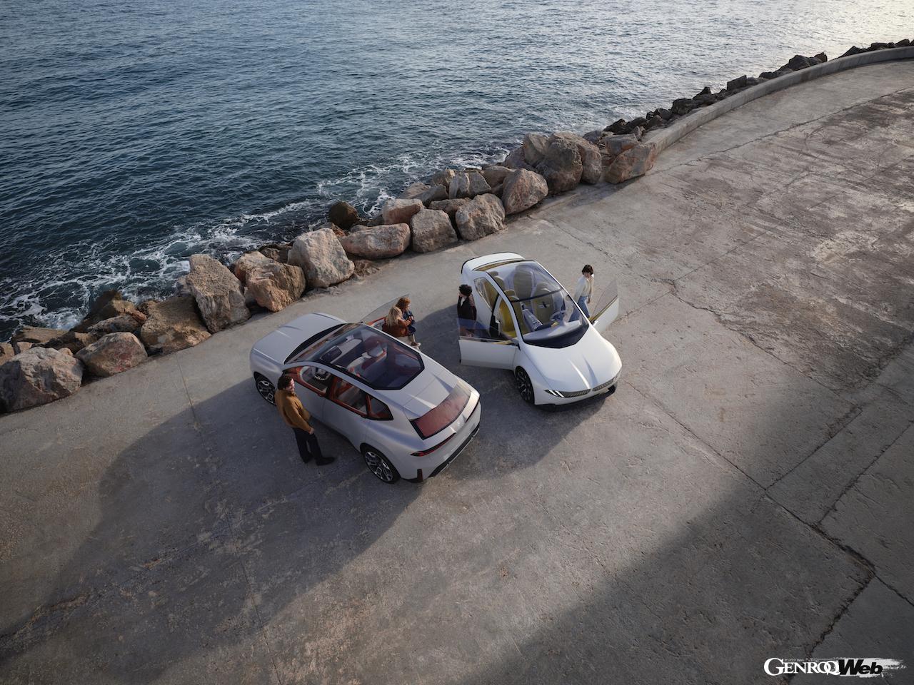 「BMW ビジョン ノイエ クラッセ X」と「BMW ビジョン ノイエ クラッセ」。