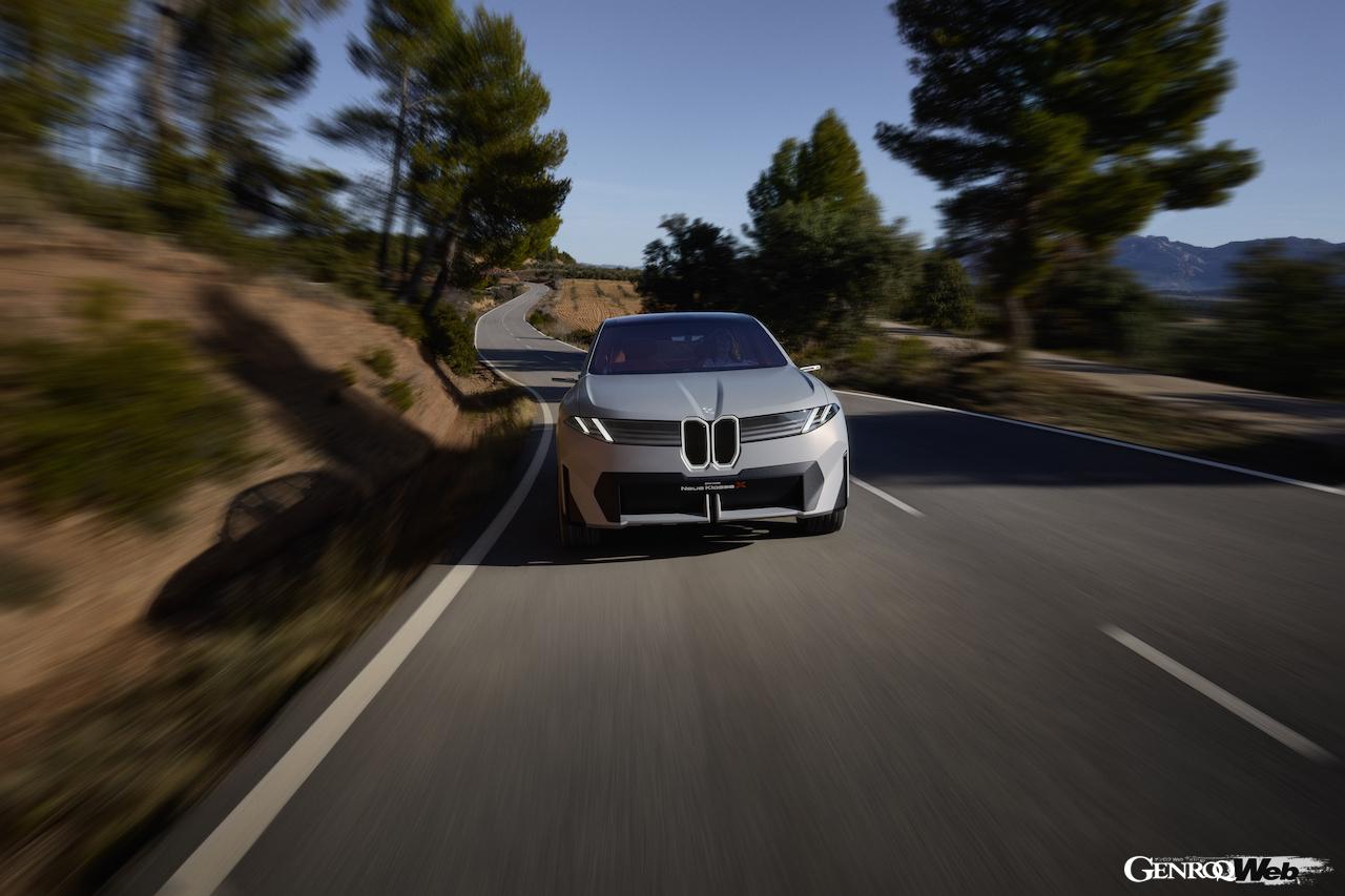 次世代SAVを予告する「BMW ビジョン ノイエ クラッセ X」の走行シーン。