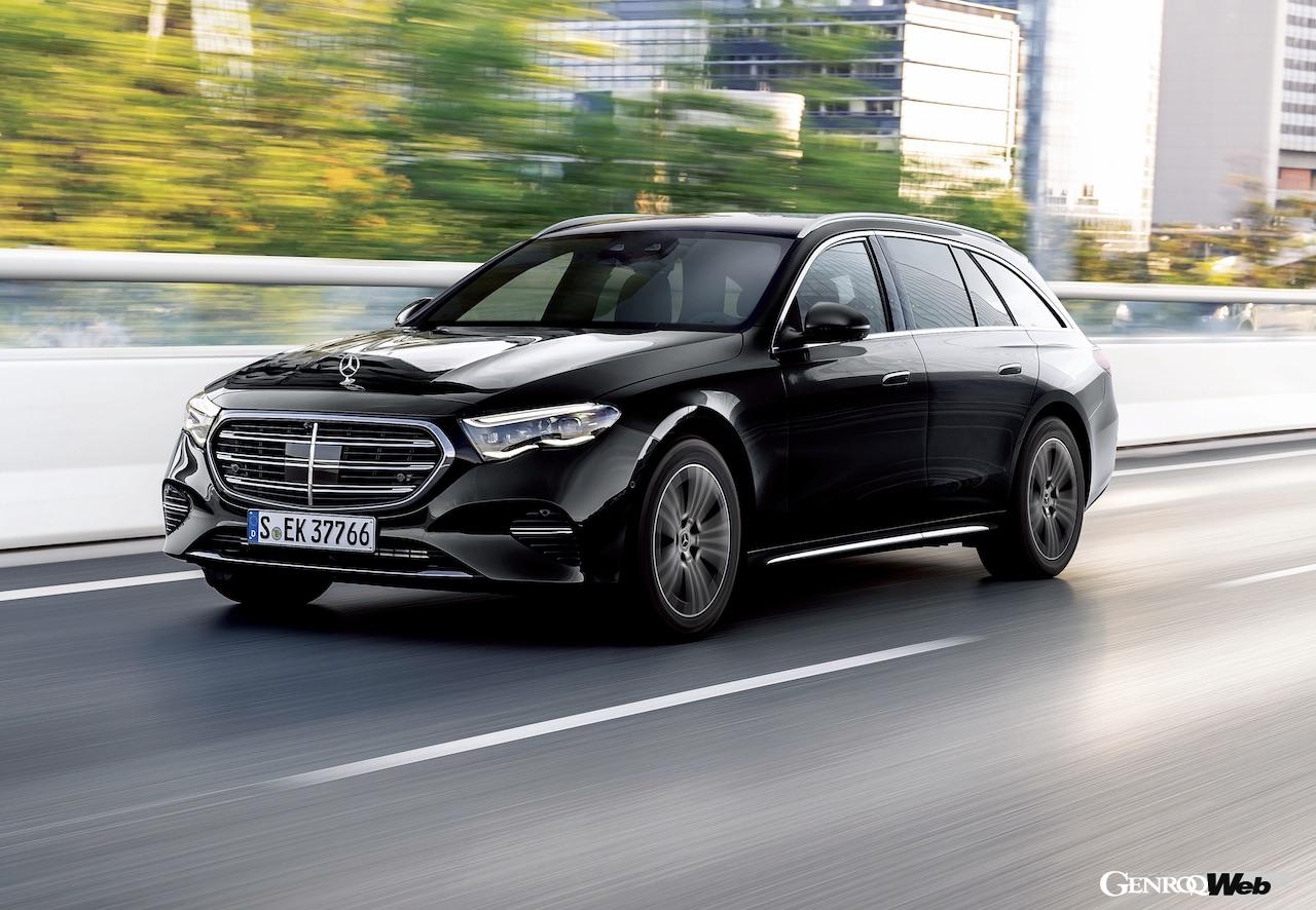 新型Eクラスでは唯一、ボンネットにスリーポインテッドスター・マスコットを配置。3本のルーバーを備えたフロントグリルなど、「エクスクルーシブ」とひと目で分かる専用デザインが採用された。