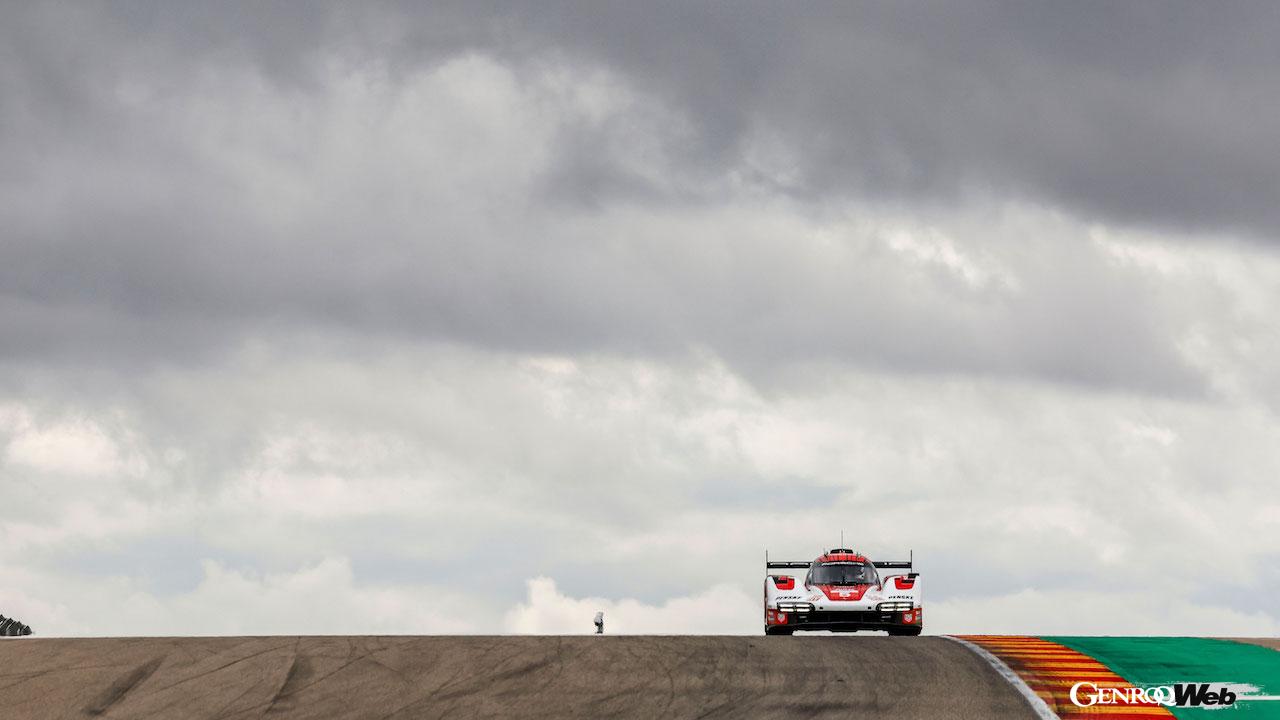 ハイブリッドプロトタイプ「ポルシェ 963」で精力的にモーターランド・アラゴンでラップを重ねたセバスチャン・ベッテル。