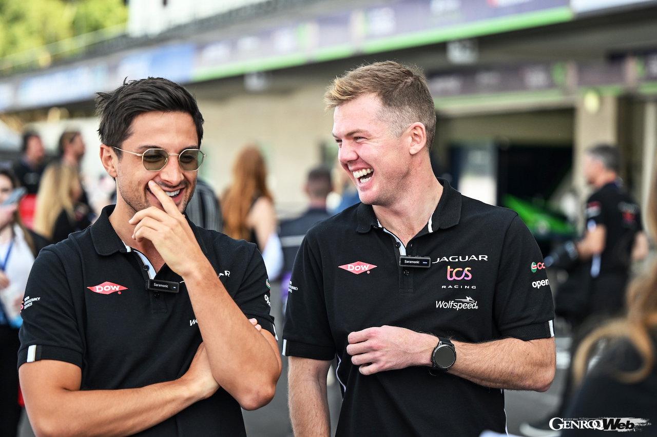 これまでジャガーで10回のフォーミュラE勝利経験を持つエバンス（左）。彼とチームメイトのキャシディ（右）も、東京E-Prixにおいて、100戦目を記念したスペシャルレーシングスーツを着用する。