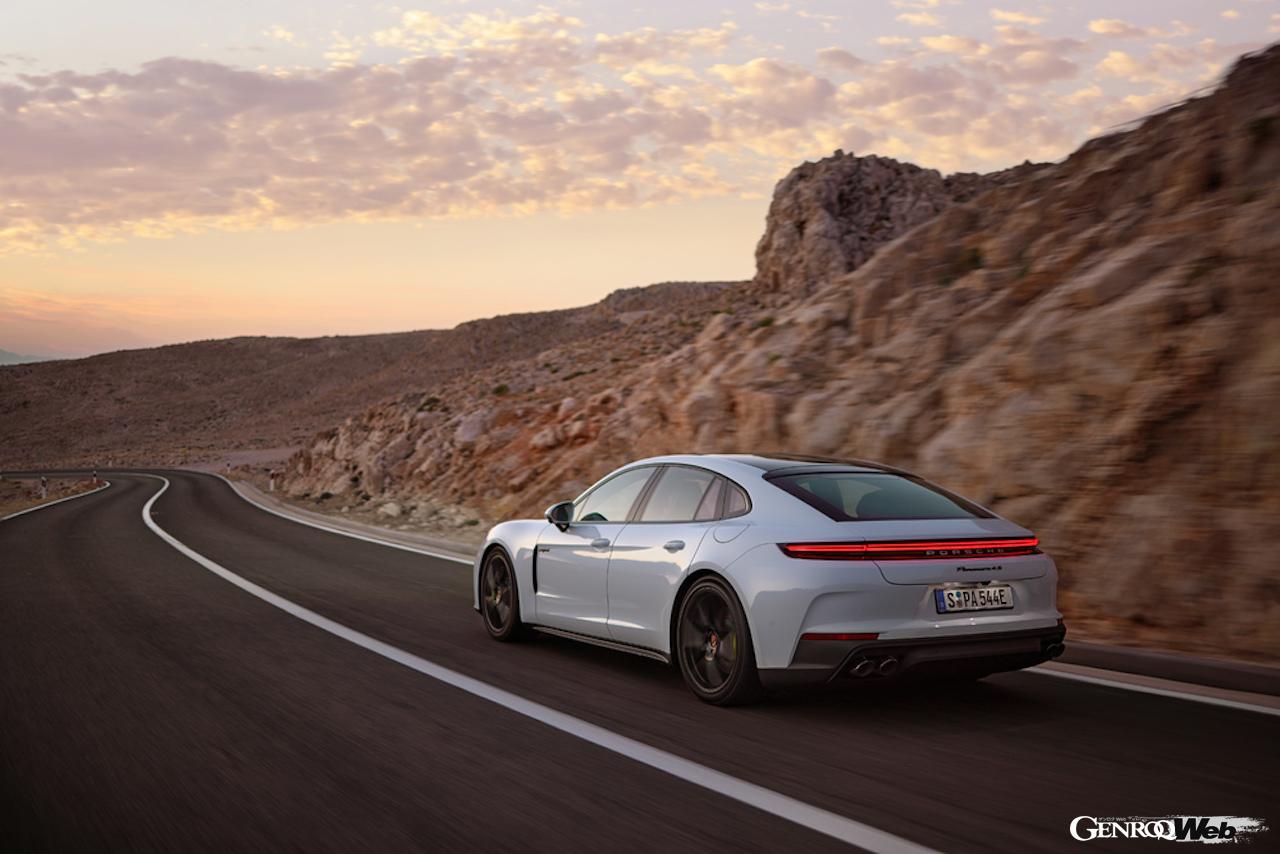 「パナメーラ4 E-ハイブリッド」と「パナメーラ4S E-ハイブリッド」は、2.9リッターV型6気筒ツインターボエンジンに、新型電気モーターが組み合わせられた。EVモードでの航続距離は96kmと、日常使いには十分な距離が確保された。