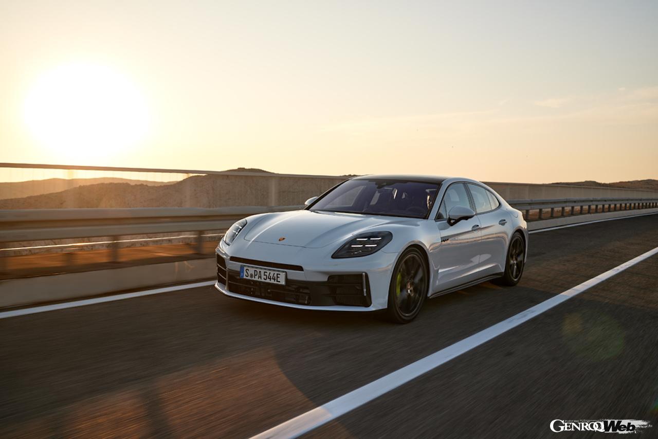 「パナメーラ4 E-ハイブリッド」と「パナメーラ4S E-ハイブリッド」は、2.9リッターV型6気筒ツインターボエンジンに、新型電気モーターが組み合わせられた。EVモードでの航続距離は96kmと、日常使いには十分な距離が確保された。