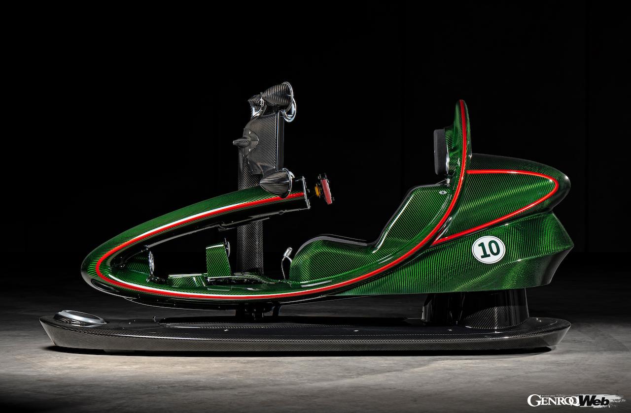 ウアイラ Rの美しいフォルムを採り入れた「ウアイラ R シミュレーター」。