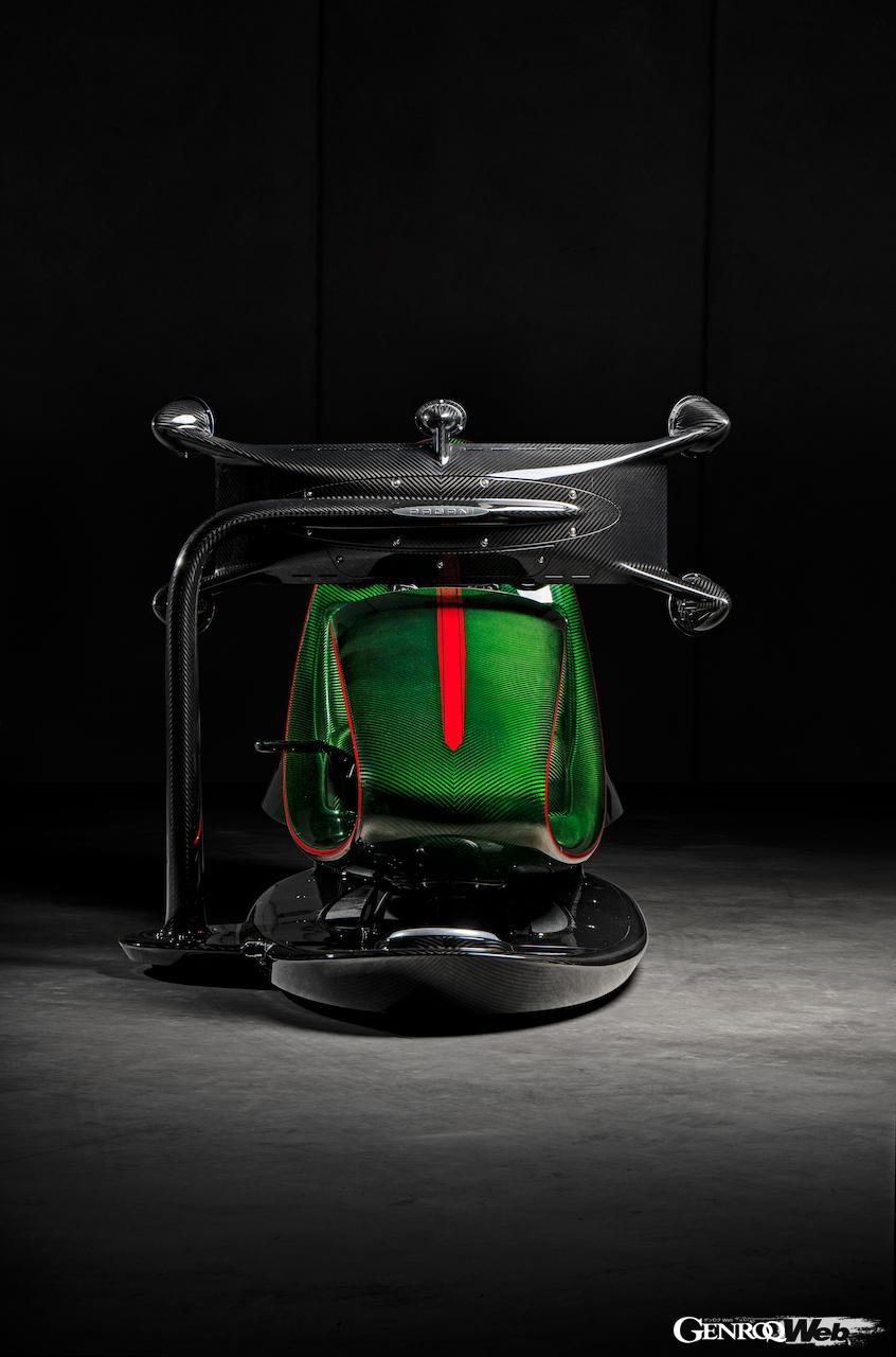 ウアイラ Rの美しいフォルムを採り入れた「ウアイラ R シミュレーター」。