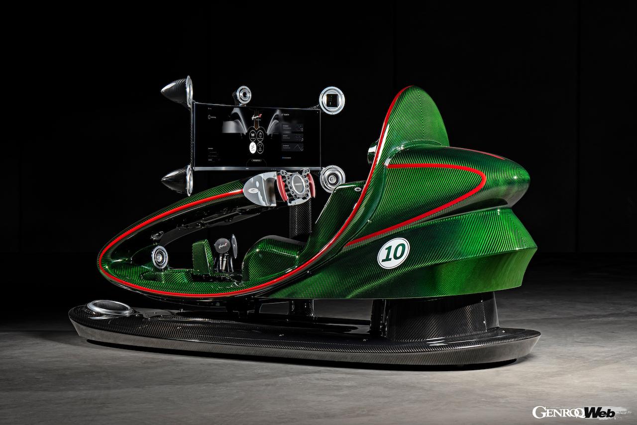 ウアイラ Rの美しいフォルムを採り入れた「ウアイラ R シミュレーター」。