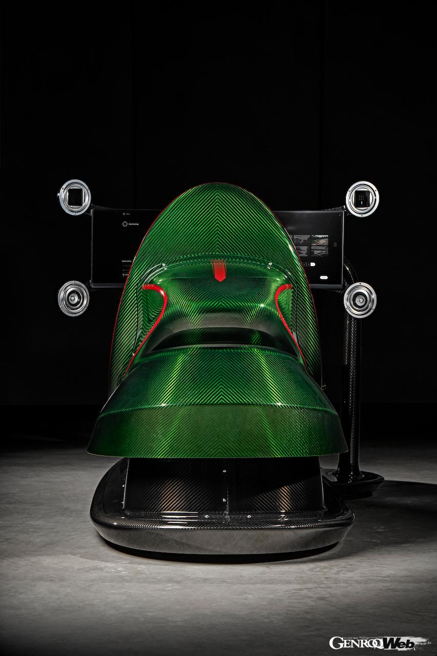 ウアイラ Rの美しいフォルムを採り入れた「ウアイラ R シミュレーター」。