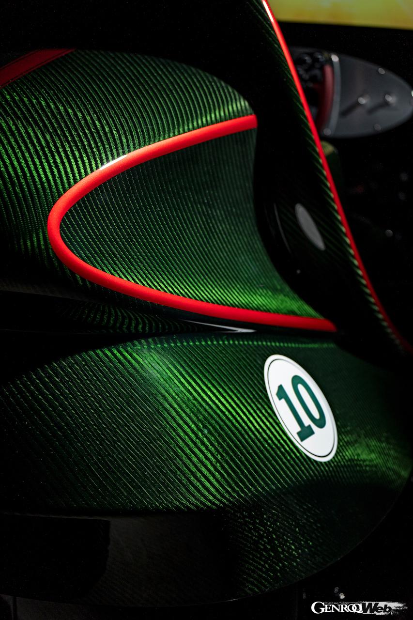 ウアイラ Rの美しいフォルムを採り入れた「ウアイラ R シミュレーター」。