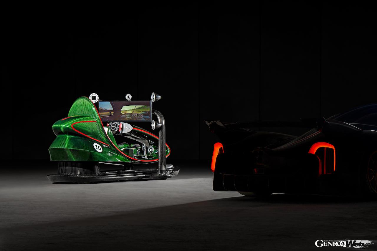 ウアイラ Rの美しいフォルムを採り入れた「ウアイラ R シミュレーター」。