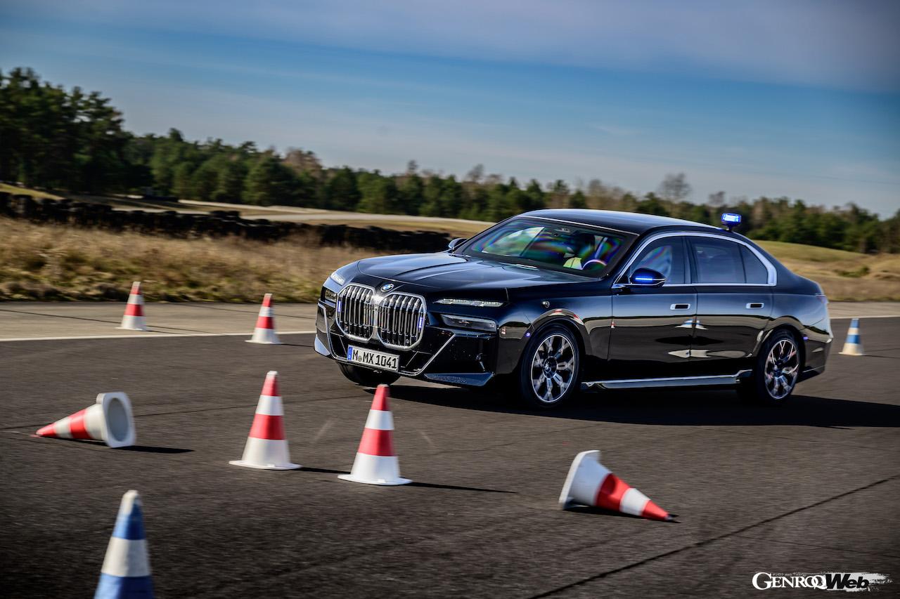 「BMWセキュリティビークル・トレーニング」で使用されている、BMW i7 プロテクション。
