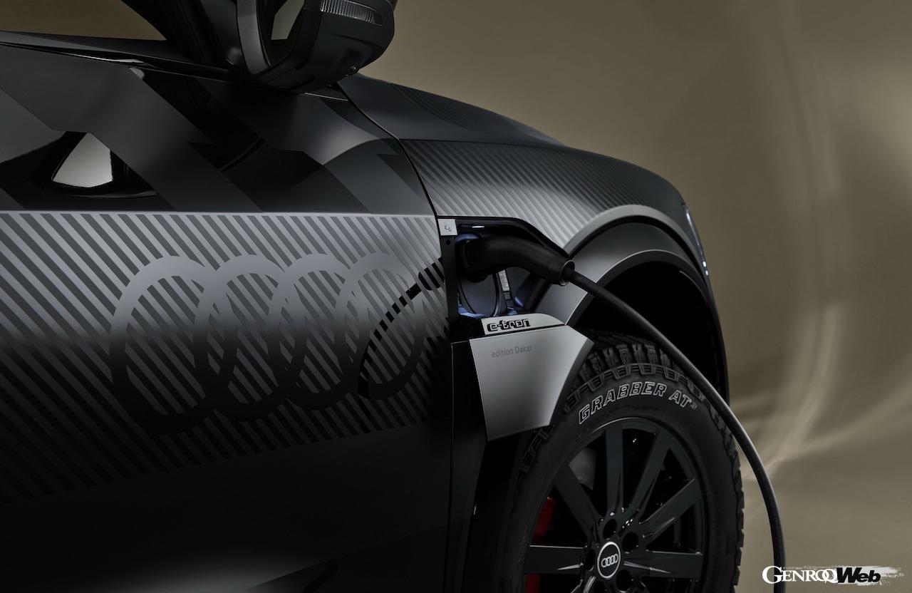 「アウディ Q8 e-tron エディション ダカール」の充電シーン。