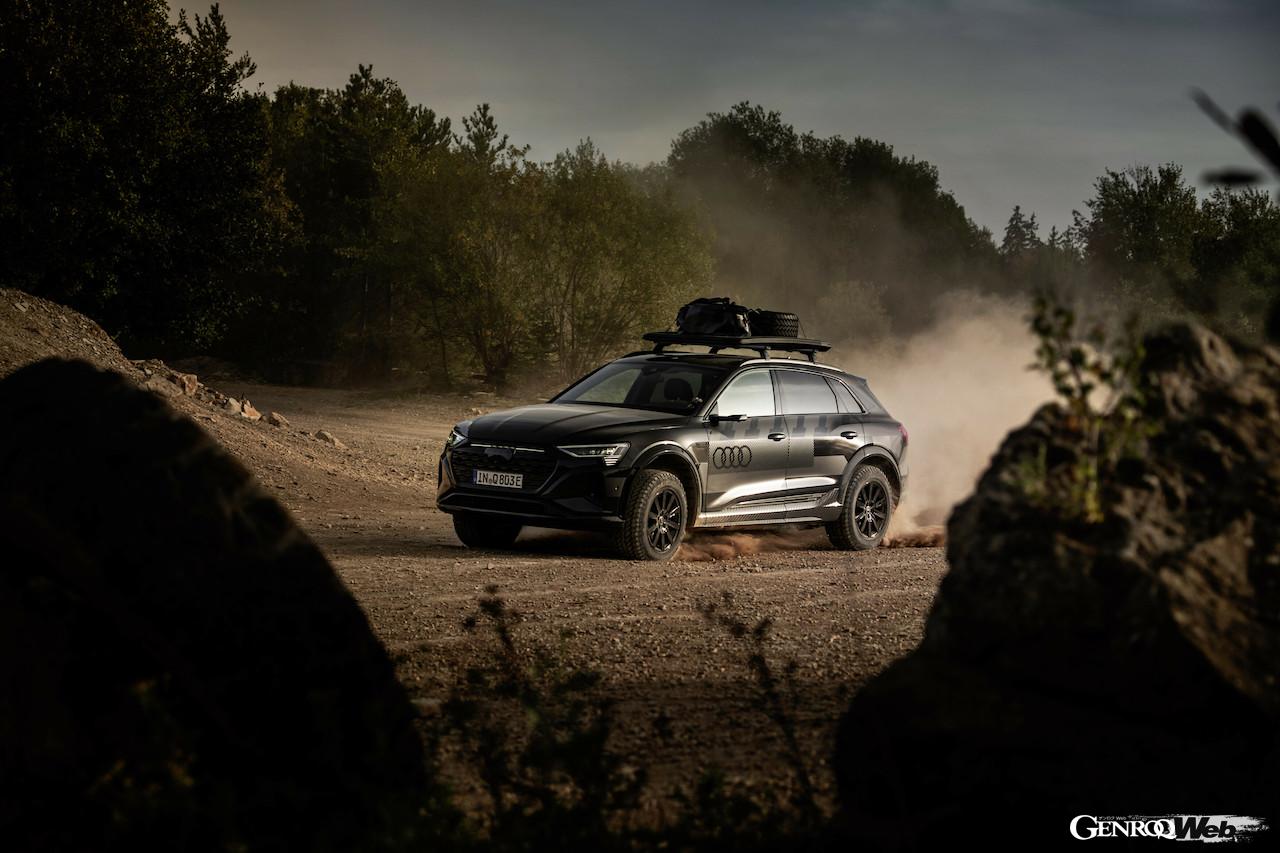 「アウディ Q8 e-tron エディション ダカール」の走行シーン。