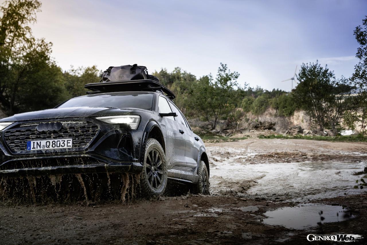 「アウディ Q8 e-tron エディション ダカール」の走行シーン。