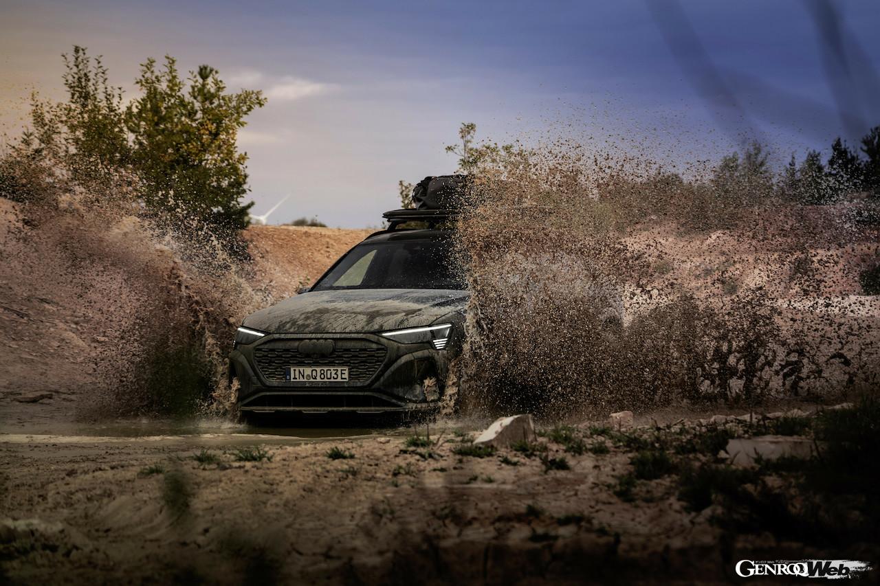 「アウディ Q8 e-tron エディション ダカール」の走行シーン。
