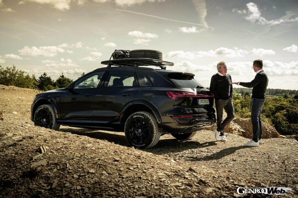 2024年のダカール・ラリーで勝利を収めたカルロス・サインツと、「アウディ Q8 e-tron エディション ダカール」。