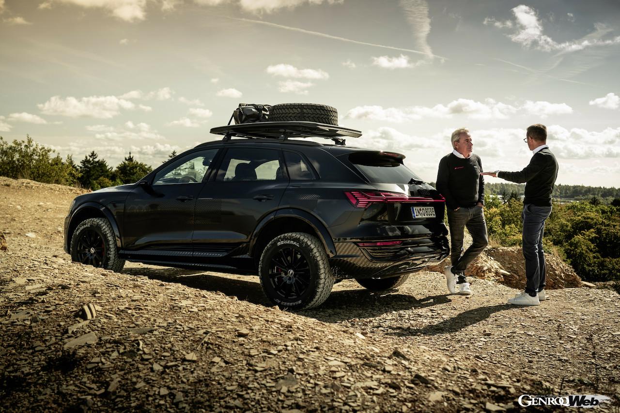 2024年のダカール・ラリーで勝利を収めたカルロス・サインツと、「アウディ Q8 e-tron エディション ダカール」。