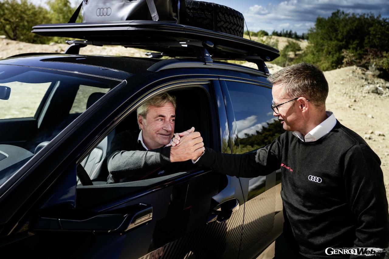 2024年のダカール・ラリーで勝利を収めたカルロス・サインツと、「アウディ Q8 e-tron エディション ダカール」。