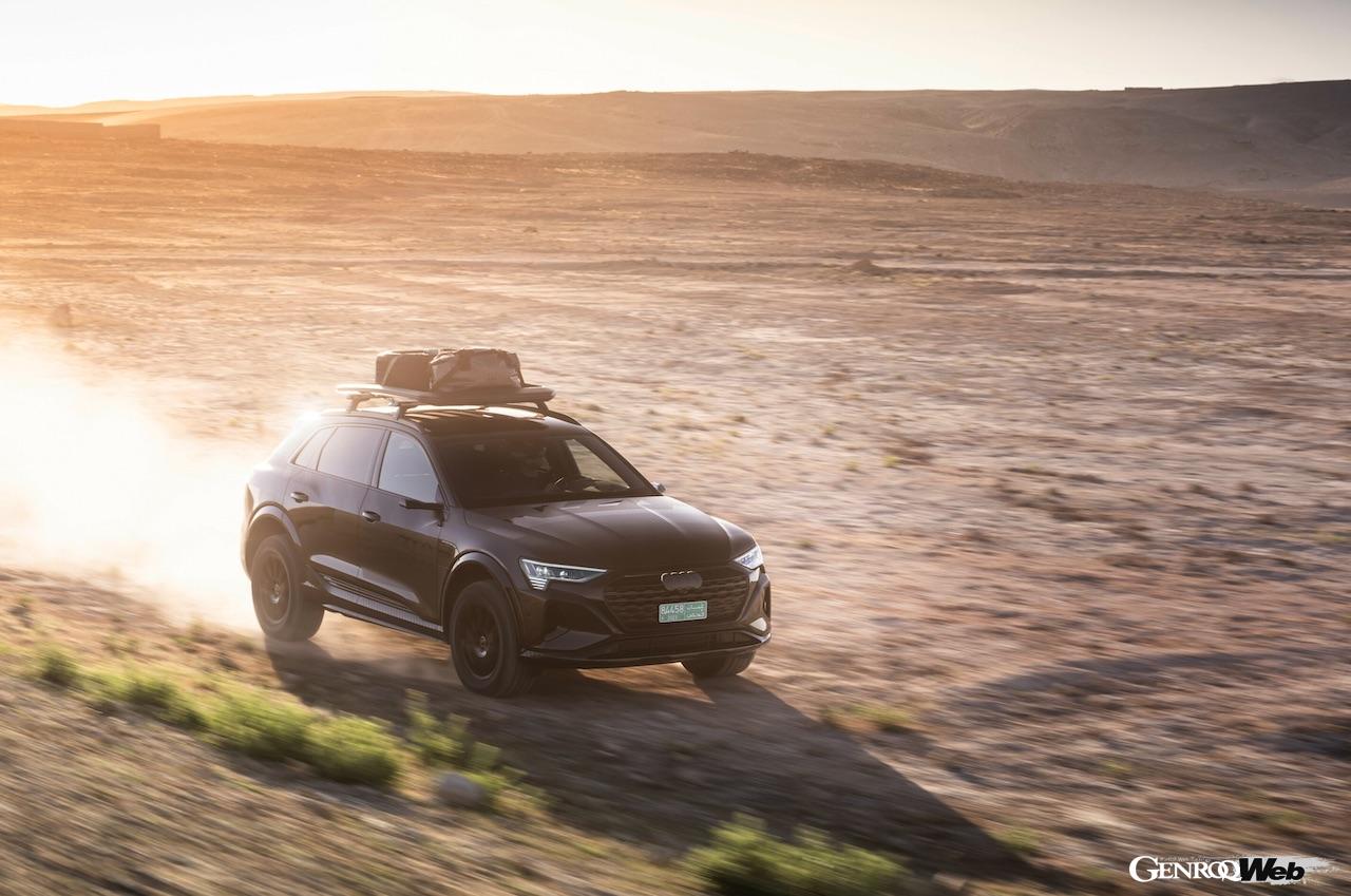 「アウディ Q8 e-tron エディション ダカール」の走行シーン。