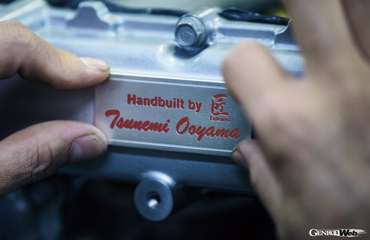 「NISSAN GT-R Premium edition T-spec」と「NISSAN GT-R Track edition engineered by NISMO T-spec」には、エンジンルームにアルミ製ネームプレートと、ゴールドのモデルナンバープレートが装着される。