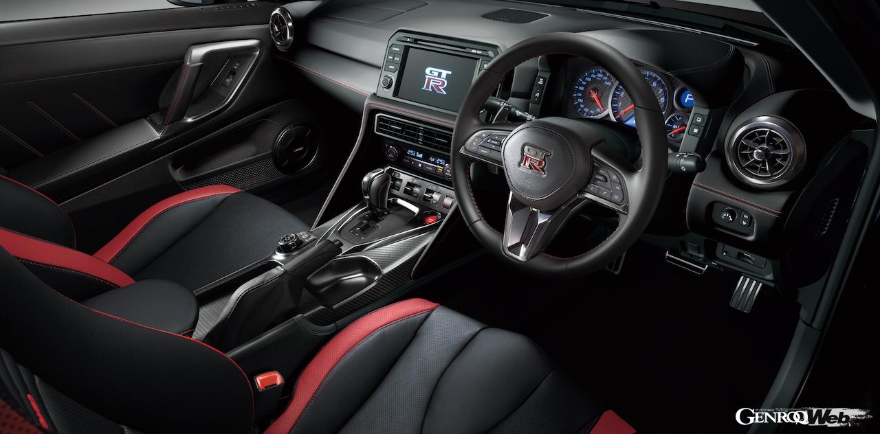 「NISSAN GT-R」2025年モデルのコクピット。