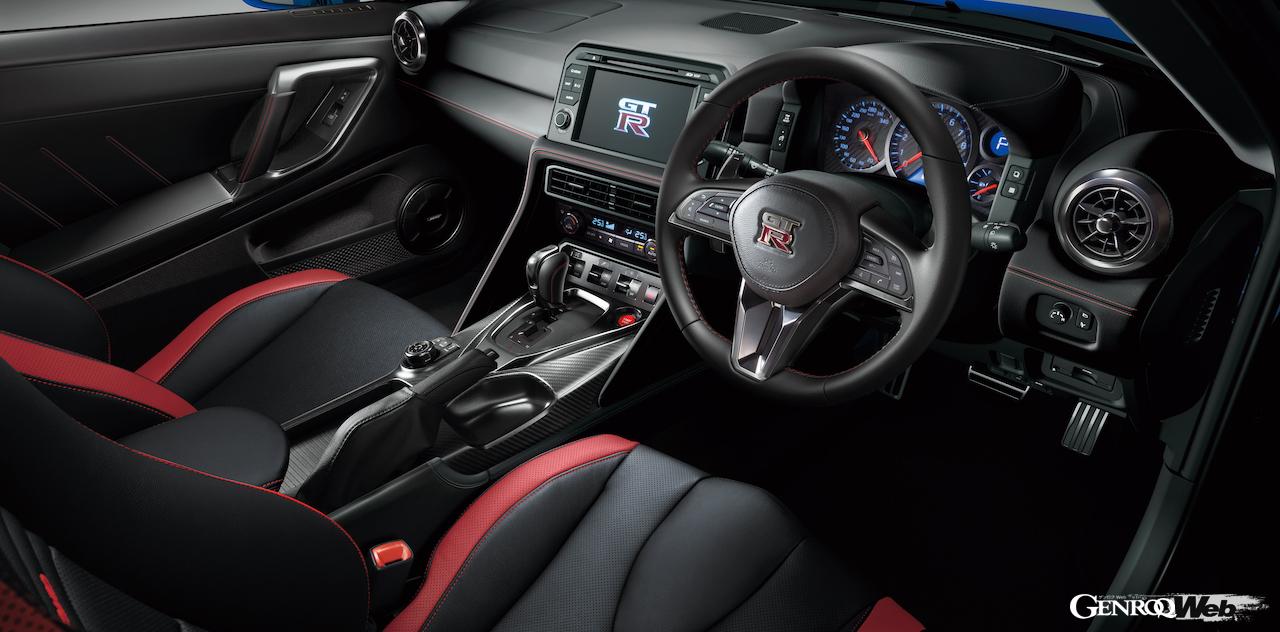 「NISSAN GT-R」2025年モデルのコクピット。