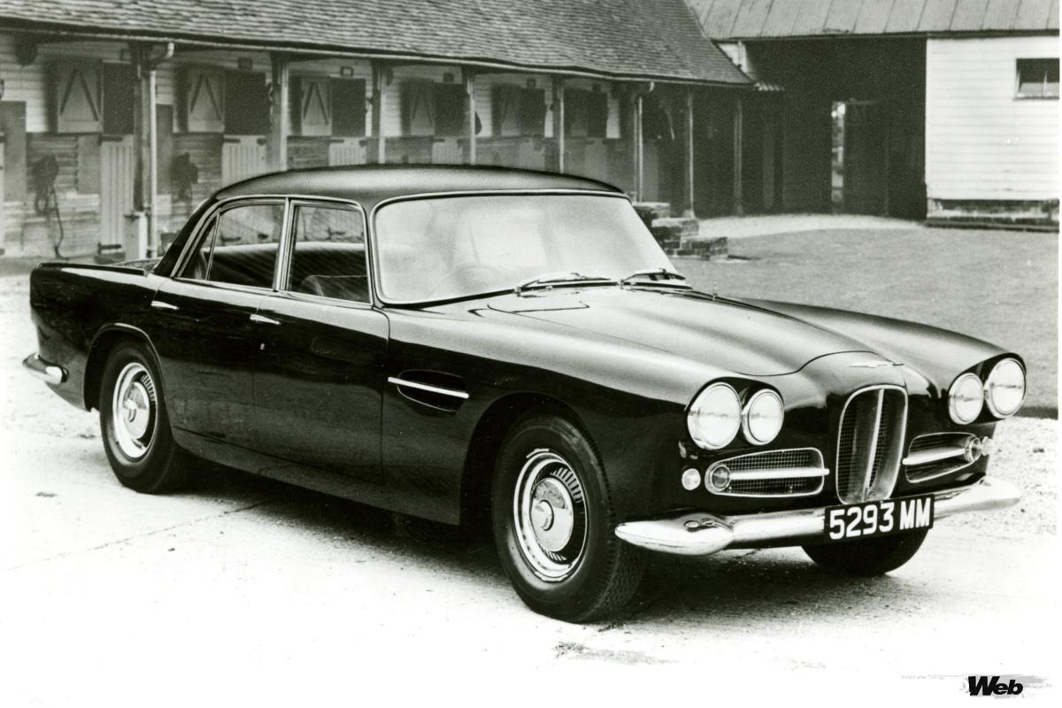 “チャイニーズアイ”と呼ばれた吊り目の4灯ヘッドライトや、馬蹄型ラジエターグリルなど押し出しの強いスタイル。