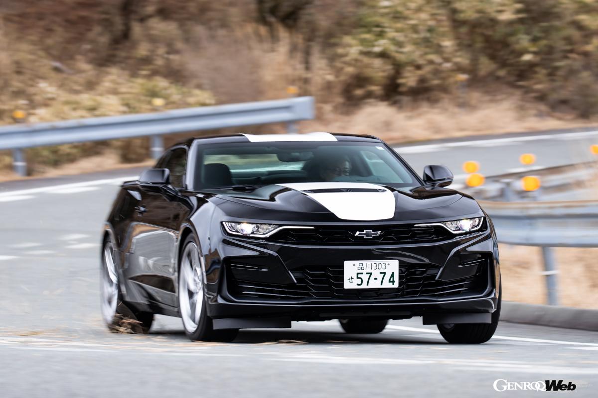 最高出力333kW（453ps）/5700rpm、最大トルク617Nm/4600rpmを発揮する6.2リッターOHV V8エンジンを搭載する。濃密で滑らかな、湿度の高い感じでしっとりとした回転フィーリングが魅力だ。