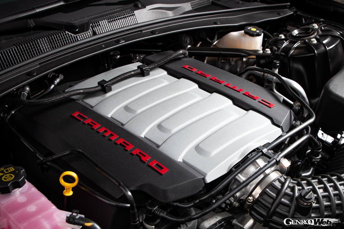 最高出力333kW（453ps）/5700rpm、最大トルク617Nm/4600rpmを発揮する6.2リッターOHV V8エンジンを搭載する。濃密で滑らかな、湿度の高い感じでしっとりとした回転フィーリングが魅力だ。