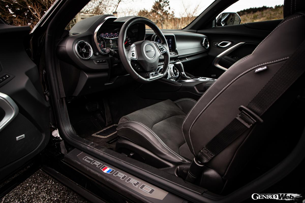 特別装備のレカロ・パフォーマンスフロントバケットシートは高いホールド性を誇る。ステアリングとグローブボックスリッドには専用プレートが装着される。