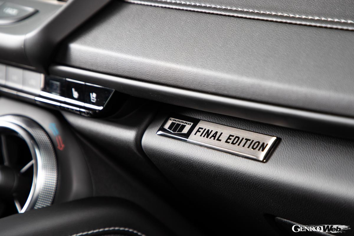 特別装備のレカロ・パフォーマンスフロントバケットシートは高いホールド性を誇る。ステアリングとグローブボックスリッドには専用プレートが装着される。