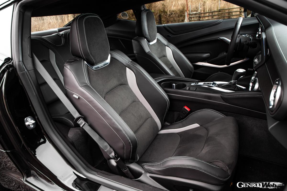 特別装備のレカロ・パフォーマンスフロントバケットシートは高いホールド性を誇る。ステアリングとグローブボックスリッドには専用プレートが装着される。