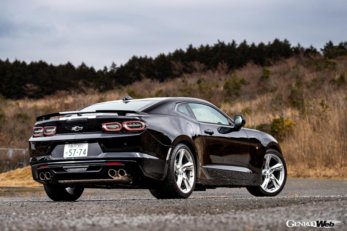 唯一無二のアメリカンスポーツ「カマロ ファイナル エディション」は限定50台だ。試乗車はボディカラー＝ブラック、センターストライプ＝ホワイトパールのセンターストライプ。反転したサミットホワイト／ブラックメタリックも選択可能だ。