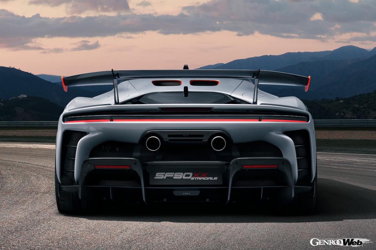 フロントスプリッターから導かれるエアがボディ下面で生み出すダウンフォースは、SF90から45kg増。F50以来の固定式リヤウイングを装着。