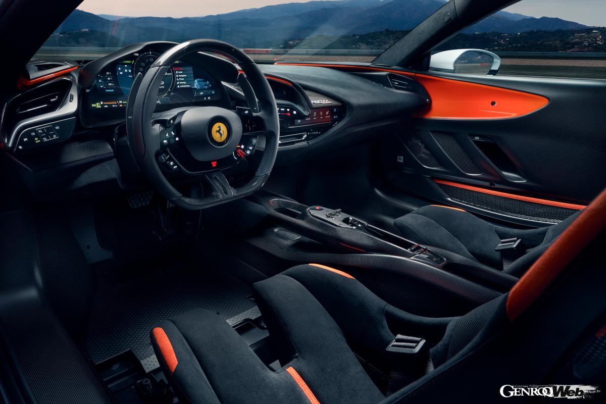 軽量化のためにカーボンやアルカンターラを多用したインテリア。