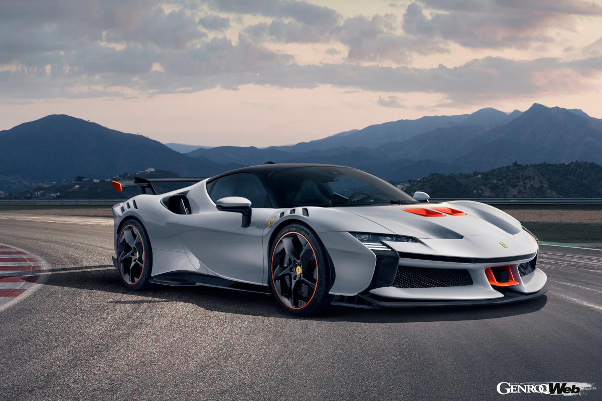 フロントスプリッターから導かれるエアがボディ下面で生み出すダウンフォースは、SF90から45kg増。F50以来の固定式リヤウイングを装着。