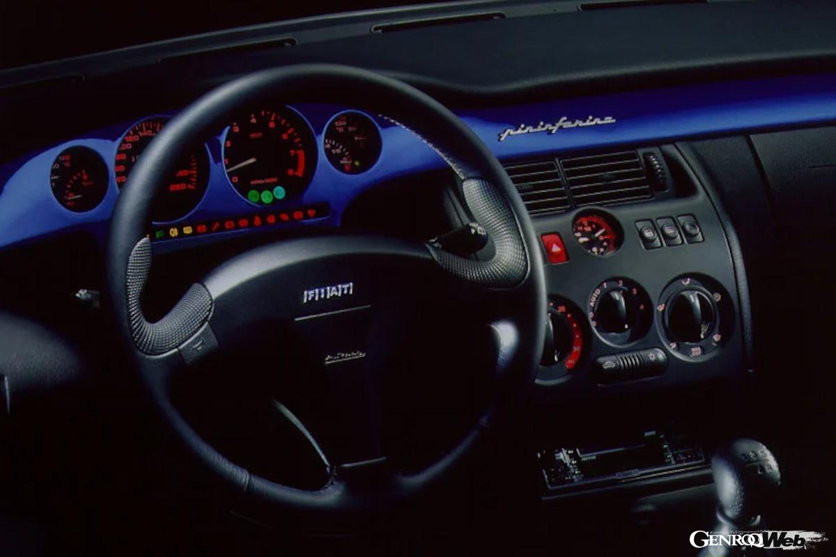 独特のエクステリアデザインは社内、インテリアはピニンファリーナが担当した。