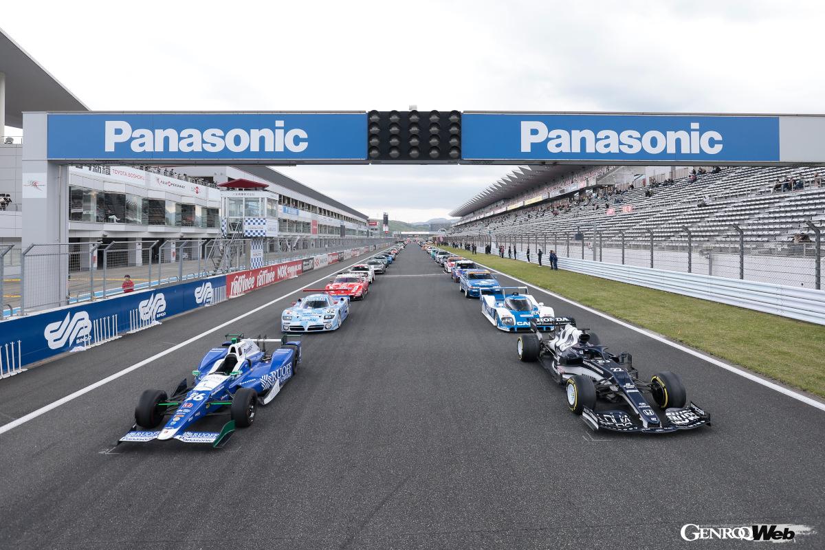 レーシングカーやスーパーカーなどがホームストレートを埋め尽くすスーパーグリッドウォーク。