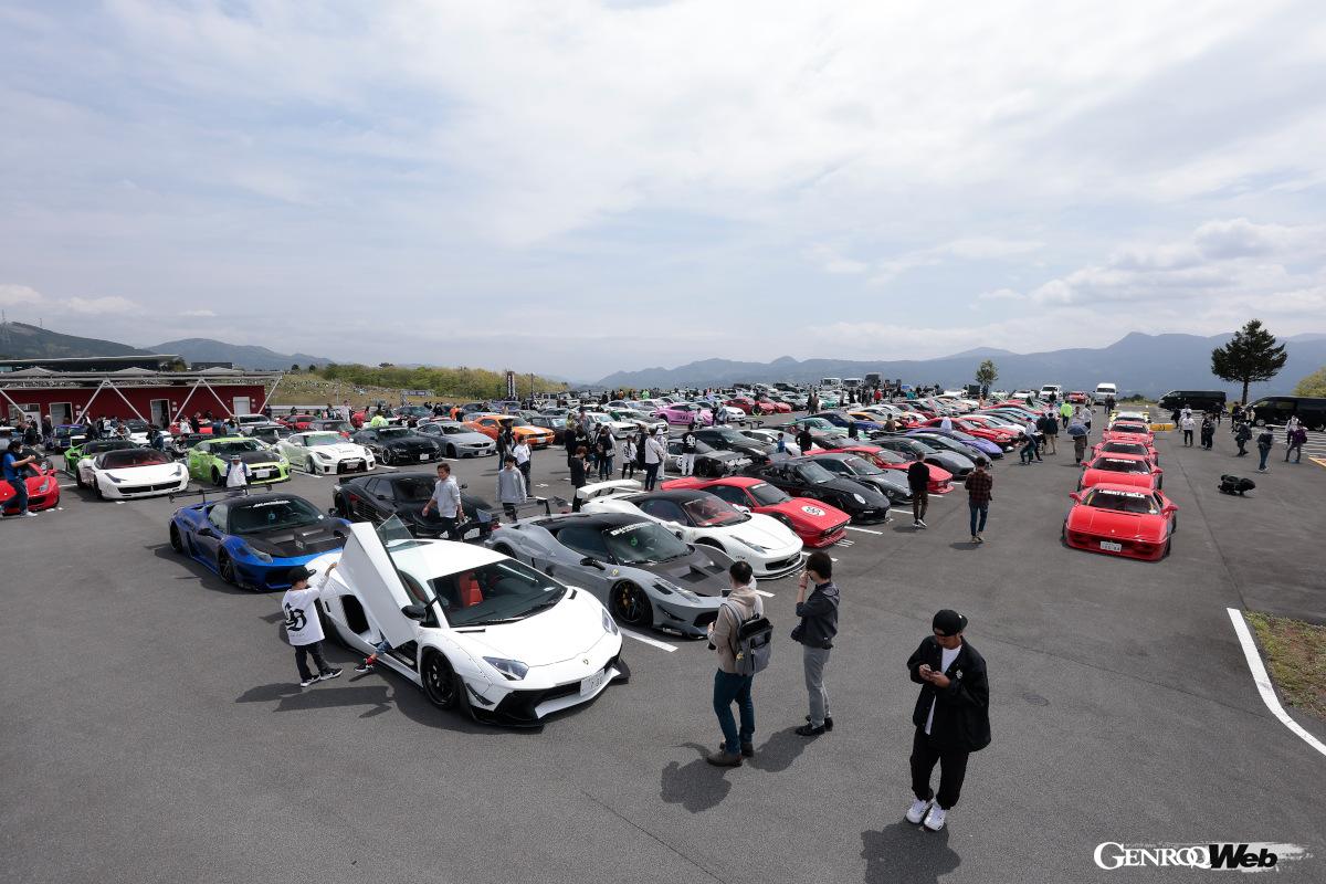 スーパーカーなど普段見られないクルマが見られることも魅力だ。