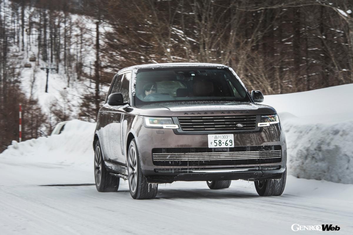 速く走らせるよりも、美しく走らせてナンボだと感じるのがレンジローバーの真骨頂である。