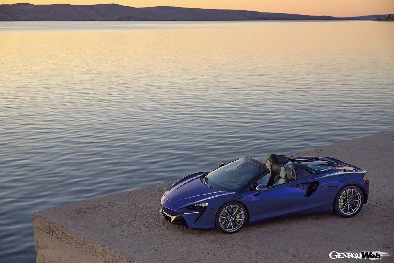 環境性能を両立した新時代のスーパースポーツとして人気のアルトゥーラに新たにスパイダーが加わった。ただオープンボディになるというだけでなくもはやマイナーチェンジと言っても良いくらいの進化を実現しているのだ。